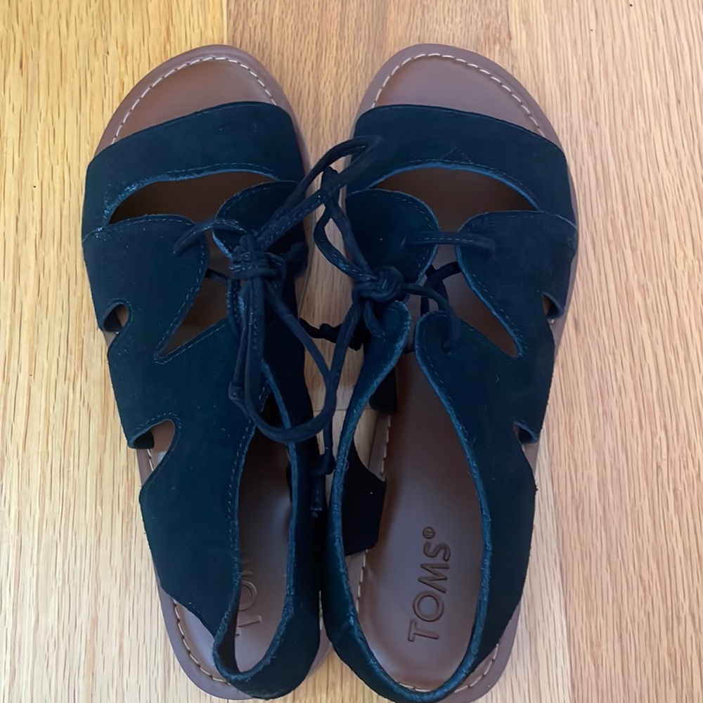 Toms sandals  in size 9 in black. Laced.